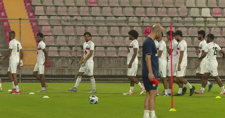 প্র্যাকটিসে কোচ হ্যাভিয়ার ক্যাবরেরার সঙ্গে জাতীয় দলের ফুটবলাররা